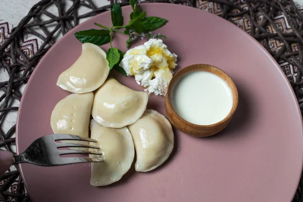 Albóndigas Con Queso Plato Tradicional Ucraniano Casero Varenyky Con Crema —  Fotos de Stock