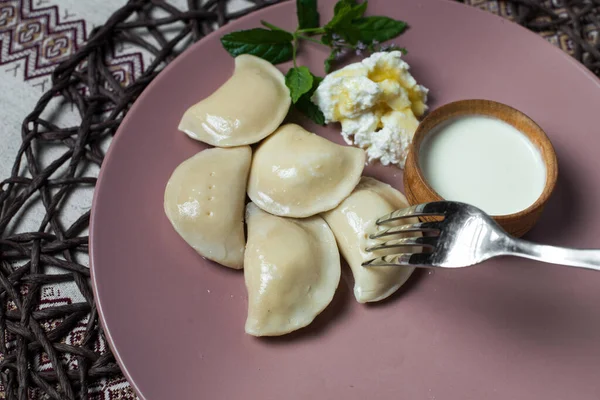 Albóndigas Con Queso Plato Tradicional Ucraniano Casero Varenyky Con Crema —  Fotos de Stock