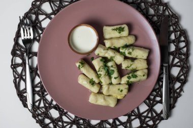 Patates çubukları, ev yapımı geleneksel Ukrayna yemeği ekşi kremalı palyuşki.