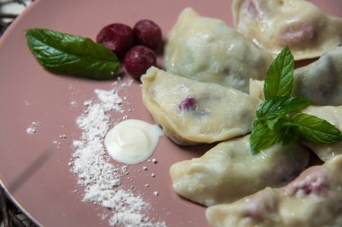 Kirazlı börek, ev yapımı geleneksel Ukrayna yemeği Varenyky.
