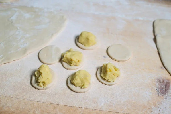 Frau Macht Ukrainische Knödel Mit Kartoffeln Und Quark — Stockfoto