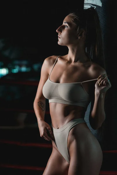 Chica Morena Moda Ropa Interior Biege Posando Anillo Boxeo Cerca —  Fotos de Stock
