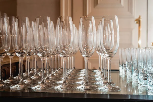 Bicchieri Vino Champagne Vuoti Allineati Bicchieri Tavola — Foto Stock
