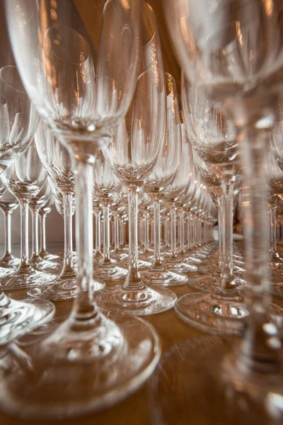 Boş Şarap Şampanya Bardakları Dizilmiş Masa Içkileri — Stok fotoğraf