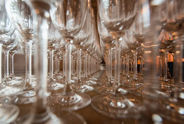 Bicchieri Vino Champagne Vuoti Allineati Bicchieri Tavola — Foto Stock