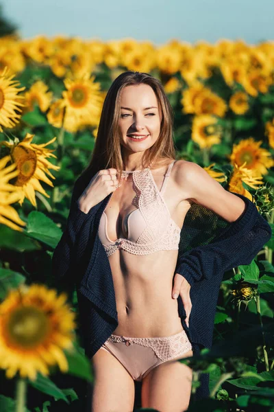 Vacker Ung Kvinna Sexiga Underkläder Fältet Solrosor Morgonsol Långt Brunt — Stockfoto