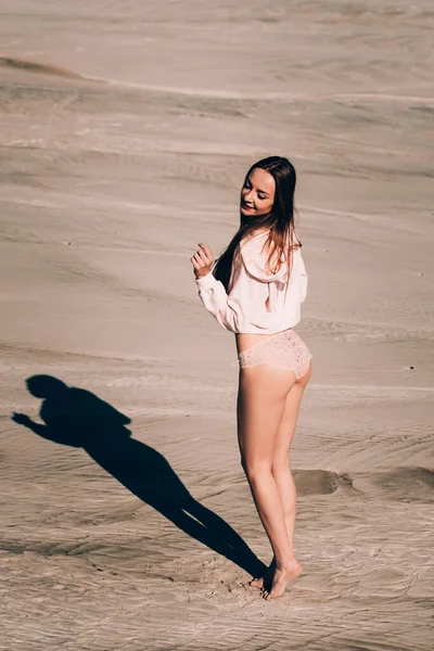 Yaz Tatili Kumsalda Yürüyen Bej Çamaşırlı Gömlekli Bir Kız Seyahatten — Stok fotoğraf