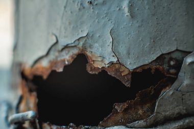 Paslı metal plaka, paslı metal boru yüzeyi paslı metal tüp ve metal korozyon. Eski endüstriyel vida fındık pas mavi bir boru üzerinde. Seçici odak, makro fotoğrafçılık