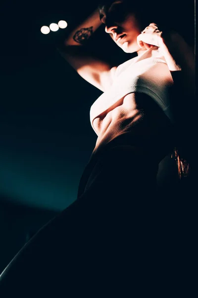 Atrakcyjna Kobieta Fitness Wytrenowane Ciało Kobiety Portret Model Kaukaski Ciemny — Zdjęcie stockowe