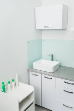 Tıp merkezi dolabında temiz lavabo var.