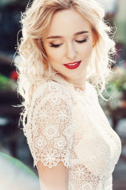 Güzel Mutlu Gülümseyen Kıvırcık Saçlı Gelin 'in yakın plan portresi. Kırmızı Dudaklı Moda Elbisesi ve Makyajı.