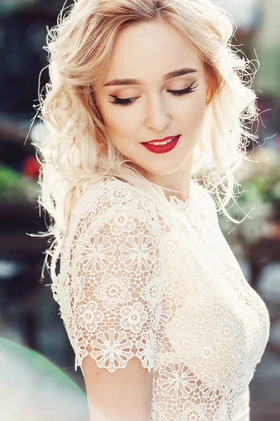 Güzel Mutlu Gülümseyen Kıvırcık Saçlı Gelin 'in yakın plan portresi. Kırmızı Dudaklı Moda Elbisesi ve Makyajı.