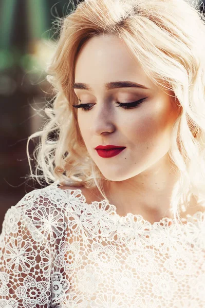 Portret Van Mooie Happy Curly Blond Hair Bride Fashion Dress — Stockfoto