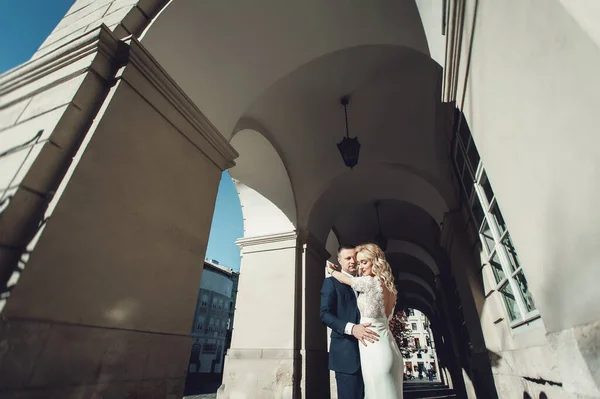 Casal Casamento Alegre Posando Uma Rua Velho Para Baixo Retrato — Fotografia de Stock