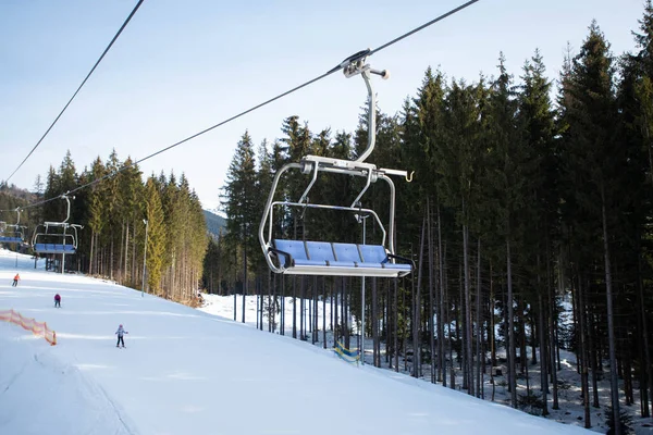 Remonte Vacío Las Montañas Fin Temporada Esquí Poca Nieve —  Fotos de Stock