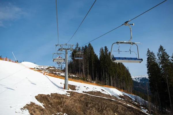 Dağlarda boş bir kayak asansörü. Kayak sezonunun sonu, az kar
