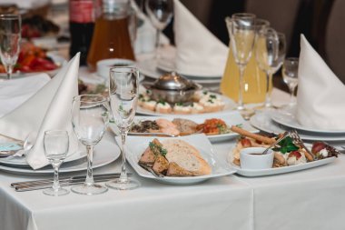 Masa akşam yemeği için servis edildi. Taze ev yapımı pastırma ve tabakta ekmek tostu.