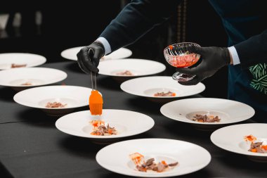 Restorandaki şef yemeği hazırlıyor. Balkan mutfağından geleneksel yemek - kremalı soslu ev yapımı kuzu eti