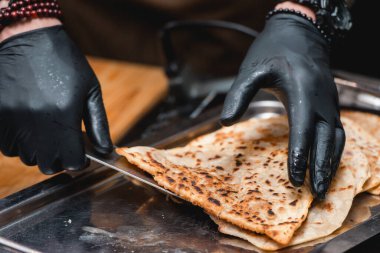 Doğu Tatar mutfağı Özbek, metal tepside etli çeburek.