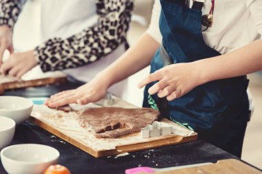 Kurabiyeleri yakın çekim. Küçük çocuk elleri.