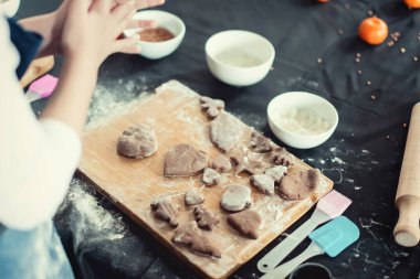 Kurabiyeleri yakın çekim. Küçük çocuk elleri.