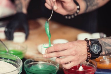 Kurabiyeleri yakın çekim. Erkek elleri.