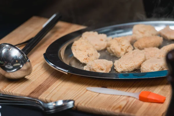 Chef Macht Ungarische Küche Knödel Mit Kaninchensoße — Stockfoto