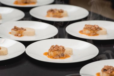 Bir parça ev yapımı ekmeğin üzerinde pişirilmiş tavşan.