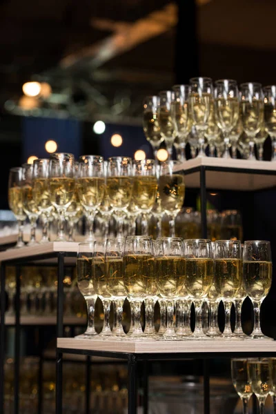 Veel Champagne Glazen Torenset Sparkles Een Achtergrond — Stockfoto