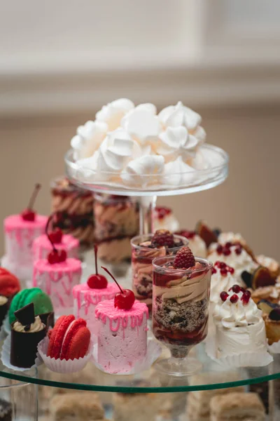 Γυάλινη Βάση Cupcakes Και Άλλα Γλυκά Ένα Τραπέζι Καραμέλας Γάμου — Φωτογραφία Αρχείου