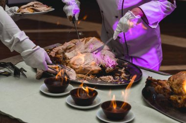 Yakın plan ateşte ızgara et. Yemeklerin restorandaki sunumu çok güzeldi..