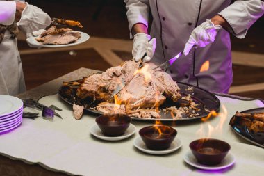 Yakın plan ateşte ızgara et. Yemeklerin restorandaki sunumu çok güzeldi..