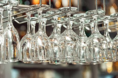 Barda bir sürü şarap kadehi var.