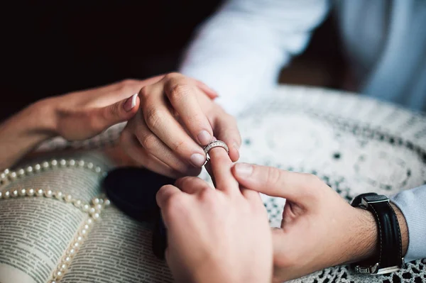 Het Uitwisselen Van Trouwringen Bruidegom Doet Een Ring Vinger Van — Stockfoto