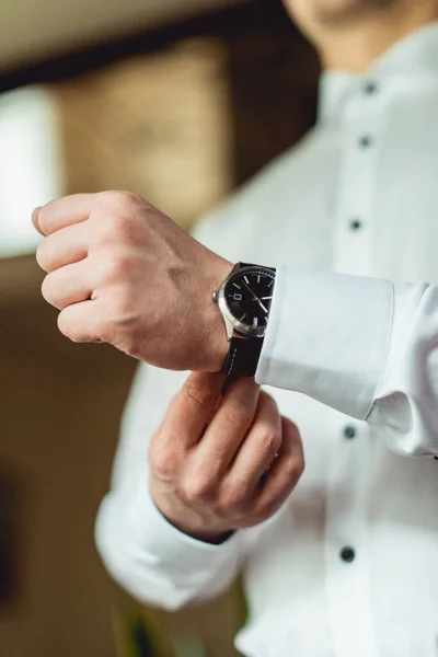 Geschäftsmann Der Die Uhrzeit Seiner Armbanduhr Überprüft Mann Der Die — Stockfoto