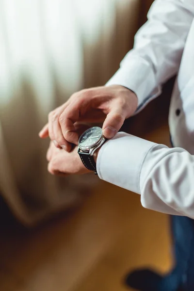 Empresário Verificando Tempo Seu Relógio Pulso Homem Colocando Relógio Mão — Fotografia de Stock