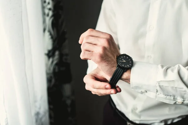 Geschäftsmann Der Die Uhrzeit Seiner Armbanduhr Überprüft Mann Der Die — Stockfoto