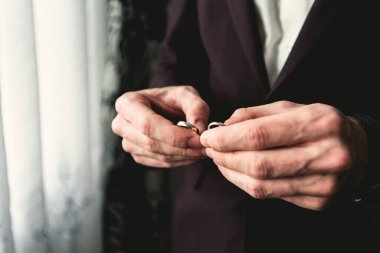 Lüks alyanslar gelinin elinde. seçici odak