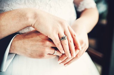 Gelin ve damat el ele tutuşuyor. Düğün günü.