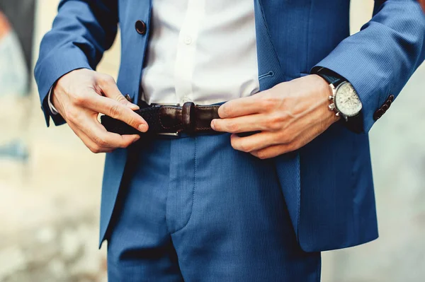 Groom Calças Azuis Uma Camisa Branca Aperta Cinto Couro Gemidos — Fotografia de Stock