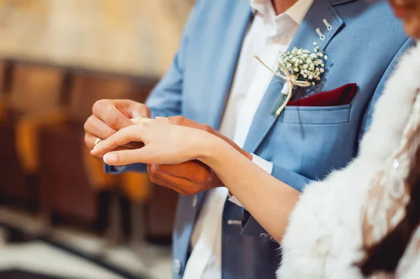 Jegygyűrűket Cserélünk Vőlegény Gyűrűt Húzott Menyasszony Ujjára Vőlegény Kék Öltönyben — Stock Fotó