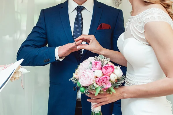 Het Uitwisselen Van Trouwringen Bruidegom Doet Een Ring Vinger Van — Stockfoto