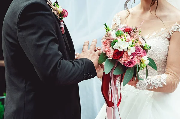 Het Uitwisselen Van Trouwringen Bruid Doet Een Ring Vinger Van — Stockfoto