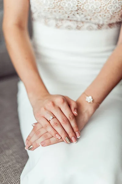 Großaufnahme Einer Bräute Hand Auf Ihrem Schoß Ehering — Stockfoto