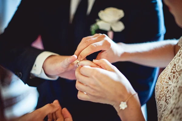 Trocando Anéis Casamento Noiva Coloca Anel Dedo Noivo Noivo Terno — Fotografia de Stock
