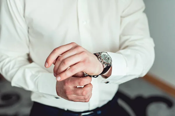 Geschäftsmann Der Die Uhrzeit Seiner Armbanduhr Überprüft Mann Der Die — Stockfoto