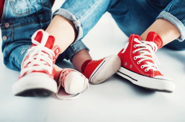 Anneler ve bebek bacakları