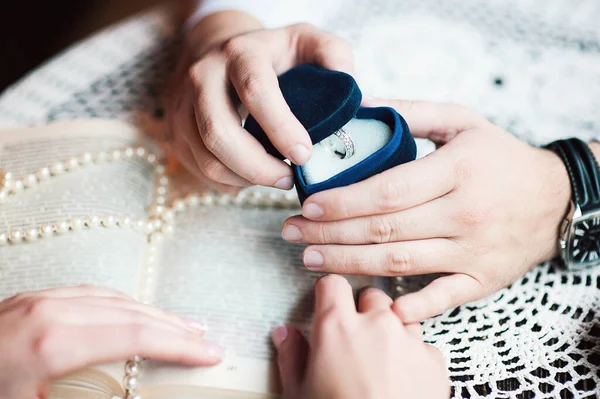 Seorang pria mengusulkan dan memegang cincin pertunangan — Stok Foto