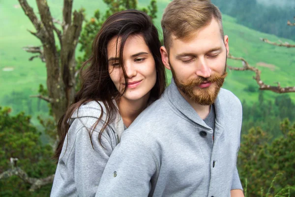 Porträt glückliches lächelndes verliebtes Paar, schönes Paar Hipster — Stockfoto