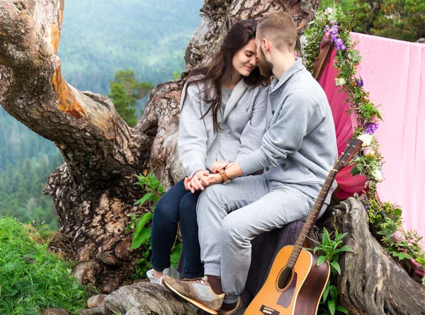 Glücklich lächelndes verliebtes Paar, junges schönes Paar am Berg — Stockfoto